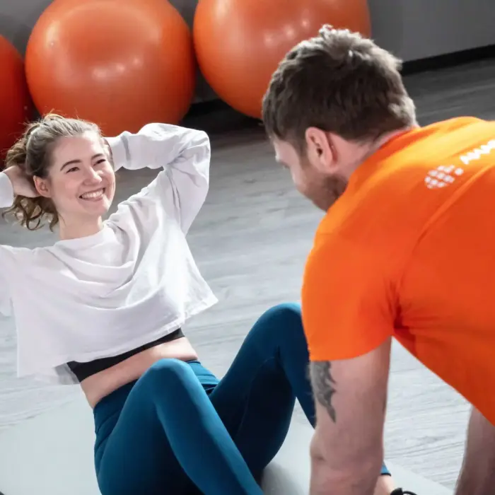 Workout Trainer Übung für Sit-ups
